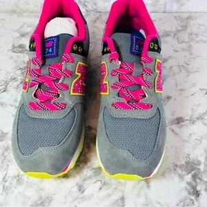 NEW Girls  New Balance 574 Classic Running shoes Gray/Pink  Size 5 .